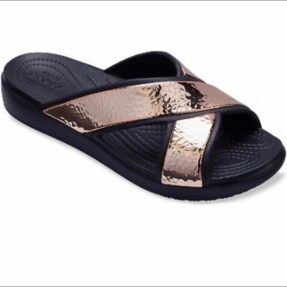 crocs sloane hammered metallic slide
